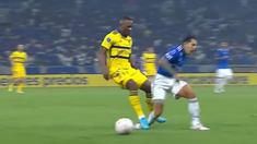 El pisotón que dejó a Advíncula afuera del partido a 25 segundos del comienzos El pisotón que dejó a Advíncula afuera del partido a 25 segundos del comienzos