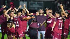 El festejo del plantel de Lanús en la cancha de Banfield. El festejo del plantel de Lanús en la cancha de Banfield.