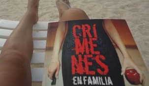 La mujer posó en sus redes sociales con el libro sobre violencia intrafamiliar.