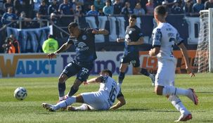 El colombiano Villa, de Independiente Rivadavia, fue el goleador del partido.