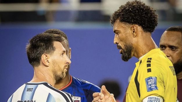 Vizinha se saluda con Messi al término del partido entre Cabo Verde y Argentina.