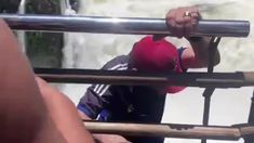 Video: se le voló un sombrero en las Cataratas del Iguazú y arriesgó su vida para recuperarlo