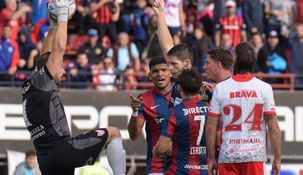 La patada de Carranza a Gattoni que terminó en penal y tarjeta roja. La patada de Carranza a Gattoni que terminó en penal y tarjeta roja.