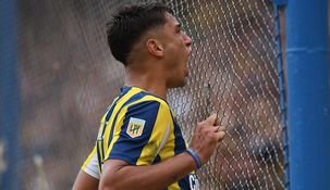 Véliz se subió al alambrado para festejar su gol.