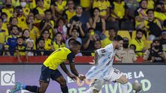 Messi trata de escaparse de Estupiñán. Messi trata de escaparse de Estupiñán.