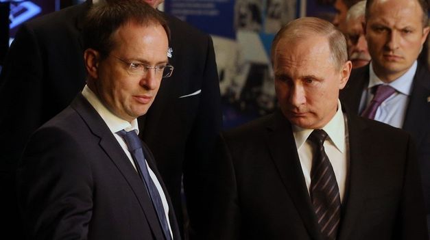 Vladimir Medinski junto a Vladimir Putin.