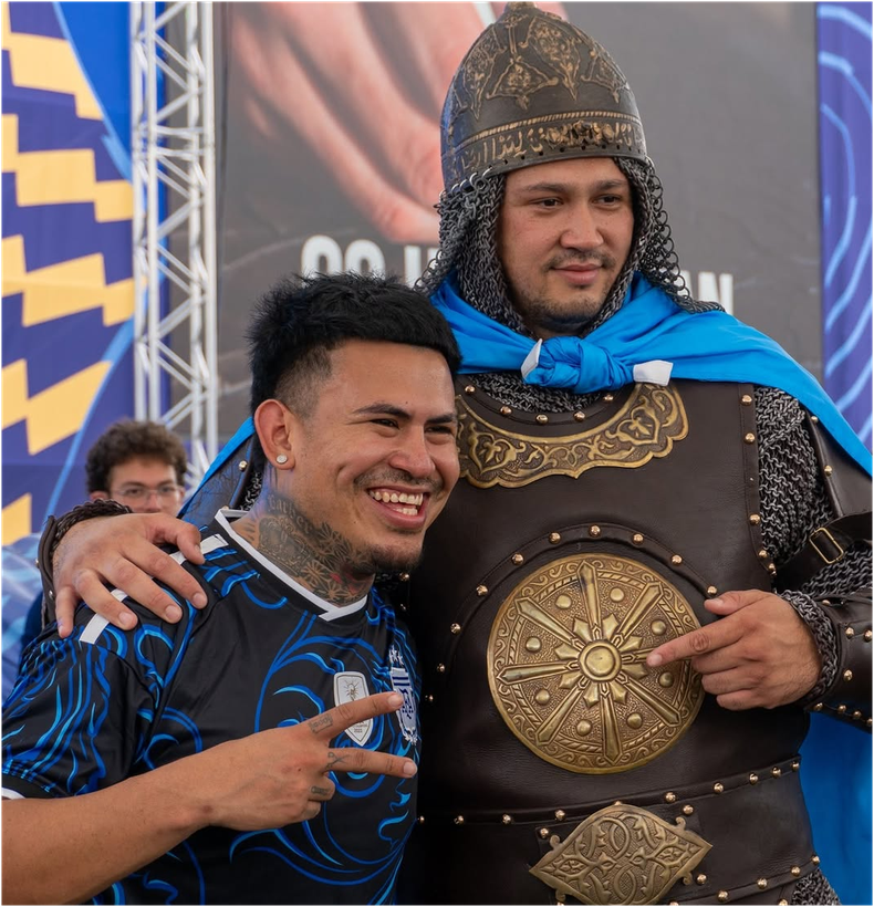 Hinchas uzbekos de raíces timúridas, una dinastía antigua.