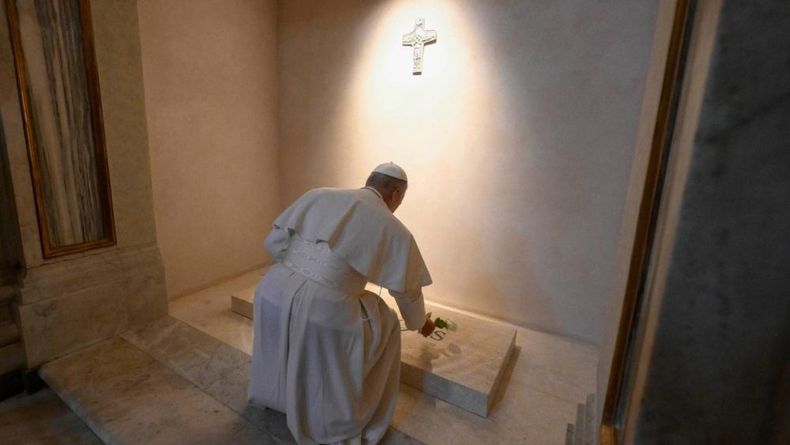 El Papa frente a la tumba de Francisco.