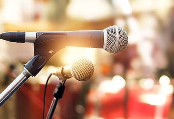 Un cantante sufrió un inconveniente en un estudio de televisión. Un cantante sufrió un inconveniente en un estudio de televisión.
