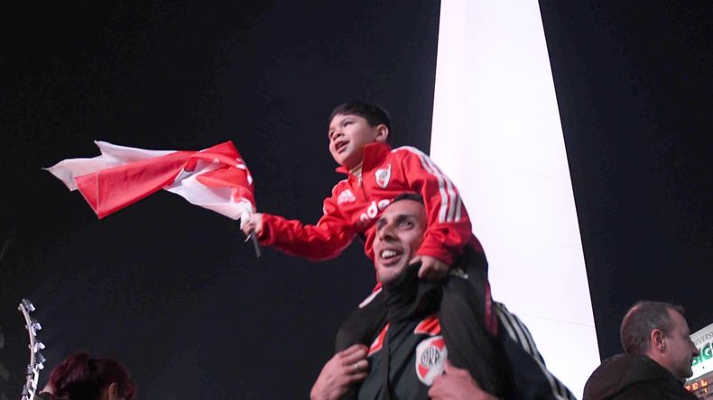 Los hinchas de River se concentraron en el Obelisco para gritar Dale Campeón
