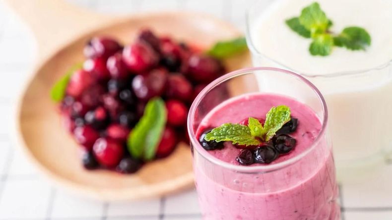 Ambos ingredientes son ricos en antioxidantes, como las antocianinas y la vitamina C, que combaten los radicales libres responsables del envejecimiento celular.