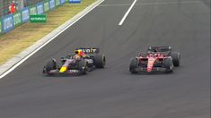 Verstappen superó a Leclerc en la 41° vuelta. Luego, perdió el control del auto, pero pudo recuperar la punta. Verstappen superó a Leclerc en la 41° vuelta. Luego, perdió el control del auto, pero pudo recuperar la punta.