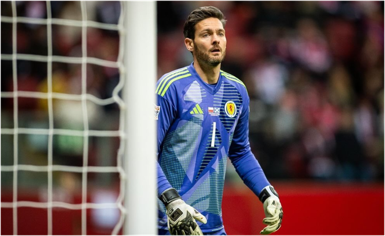 Craig Gordon en el arco de Escocia vs. Polonia