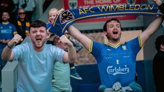 Los fanáticos de AFC Wimbledon festejaron el triunfo. Los fanáticos de AFC Wimbledon festejaron el triunfo.