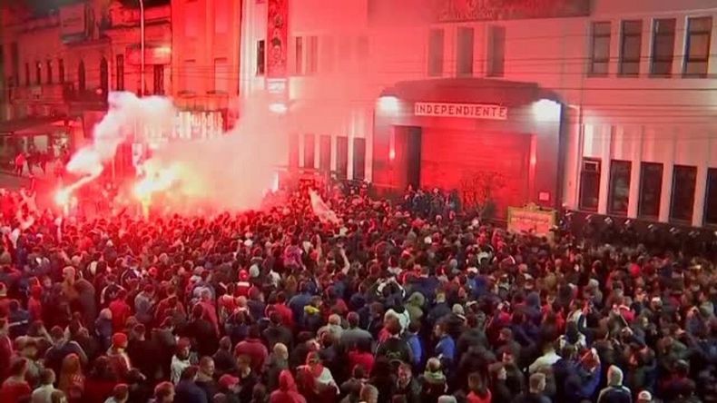 Los hinchas aportan dinero a una colecta solidaria organizada por Maratea para pagar sus deudas.&nbsp;