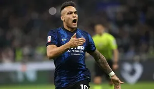 Lautaro Martínez festeja uno de sus dos goles en el clásico Inter-Milan.