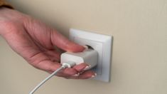Mantener el cargador enchufado sin uso implica ciertos riesgos y un consumo energético silencioso.