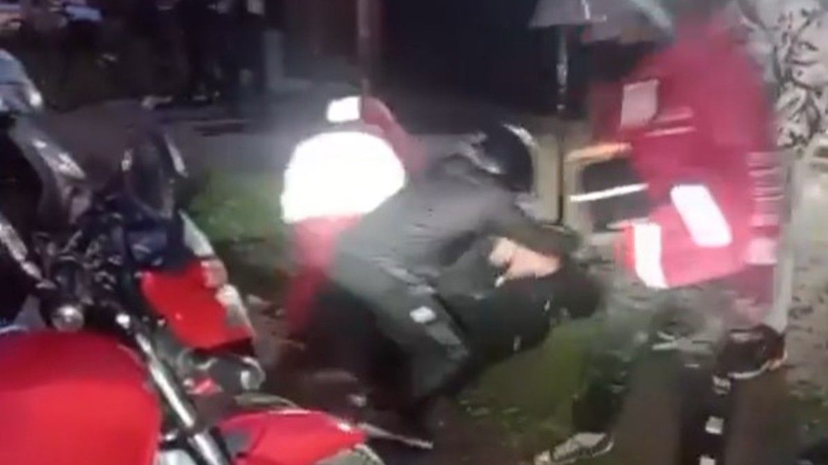 Repartidores persiguieron y golpearon a un ladrón que le robó la moto a un compañero: "¿Ahora pedís perdón?"