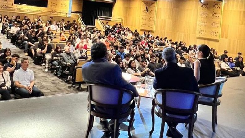 Los legisladores Micaela Morán y Ramiro Gutiérrez brindaron un seminario en la Universidad Argentina de la Empresa.