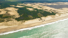 Mar de Cobo es una joya del turismo costero en Argentina, ideal para quienes buscan tranquilidad frente al mar. Mar de Cobo es una joya del turismo costero en Argentina, ideal para quienes buscan tranquilidad frente al mar.