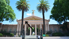 En este lugar descansan desde pioneros del teatro independiente hasta máximos ídolos del fútbol. En este lugar descansan desde pioneros del teatro independiente hasta máximos ídolos del fútbol.