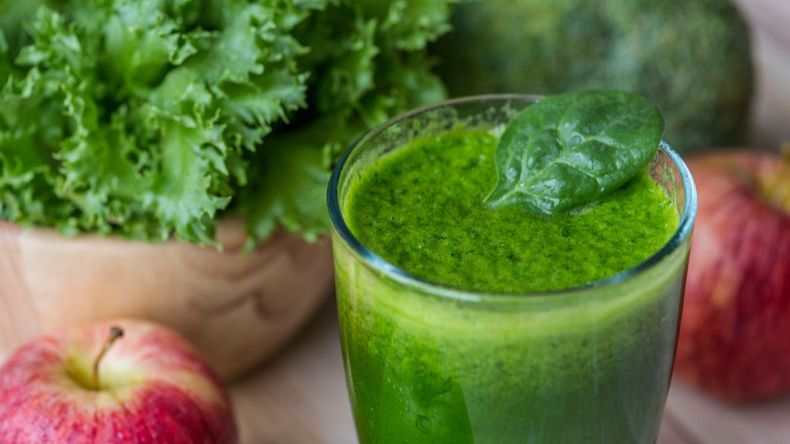 Es una bebida que, además de ser refrescante e hidratante, se destaca por su contenido de vitaminas A, C y K, entre otras propiedades beneficiosas para la salud.  