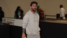 Messi tuvo divertidas comparaciones en las redes por su nuevo look Messi tuvo divertidas comparaciones en las redes por su nuevo look