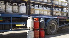 El gas licuado de petróleo se utiliza en las garrafas hogareñas. El gas licuado de petróleo se utiliza en las garrafas hogareñas.