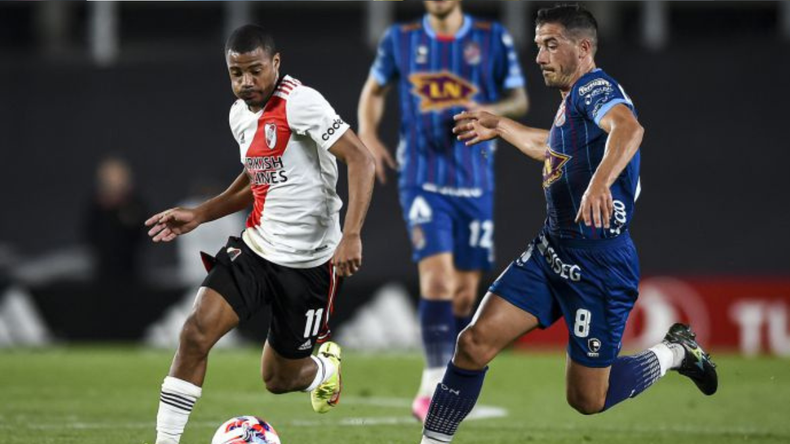 River busca trepar a la punta.