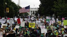 Los manifestantes comenzaron a reunirse en Franklin Square esta mañana antes de dirigirse a la Casa Blanca.