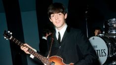 Paul Mccartney con su Höfner. Paul Mccartney con su Höfner.