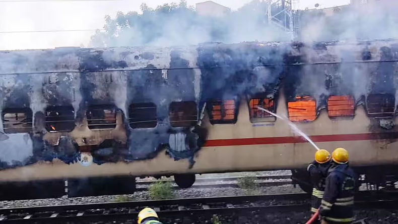 Voraz incendio en un vagón de tren privado en India: al menos 10 muertos y 20 heridos
