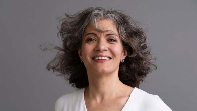 Según la IA, las canas prematuras son más frecuentes de lo que se suele pensar y se deben a la pérdida de melanina, el pigmento natural que da color al cabello.