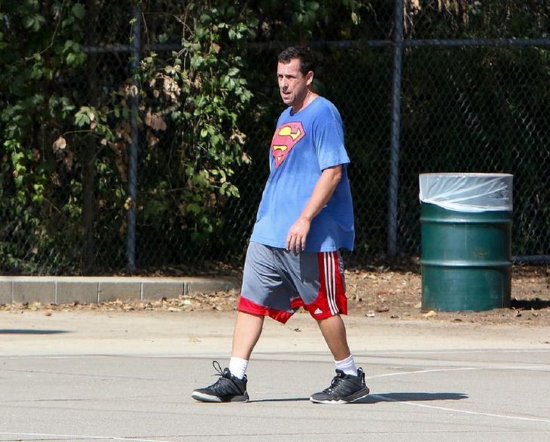 Puro talento el video viral de Adam Sandler jugando al básquet