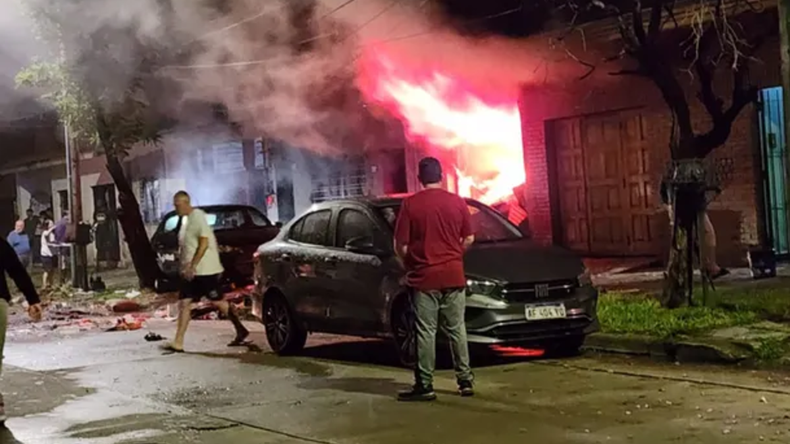 La explosión de un auto en el garage propagó las llamas con mayor intensidad en la vivienda de Lanús Oeste.