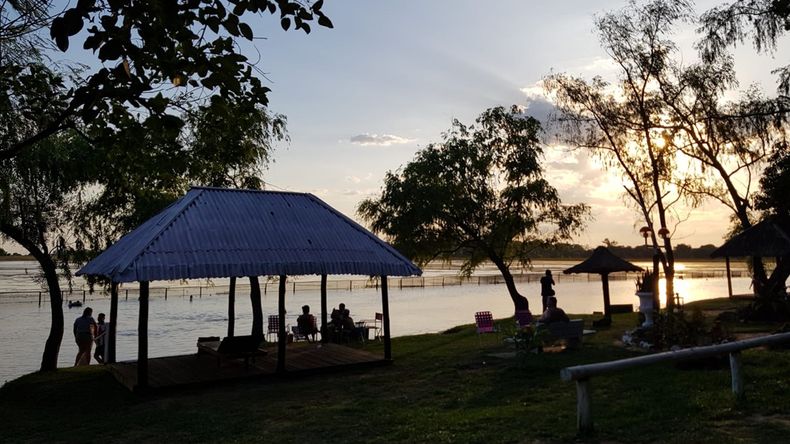 Rodeado de esteros, el pueblo ofrece una alternativa de turismo sostenible cerca del Parque Nacional Iberá.