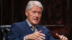 Bill Clinton tiene 79 años. Bill Clinton tiene 79 años.
