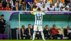 Santiago Giménez aseguró: Amo a Messi, pero mejor jugar contra y no con él