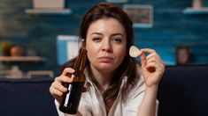 Algunos alimentos y bebidas pueden empeorar el malestar de la resaca. Algunos alimentos y bebidas pueden empeorar el malestar de la resaca.