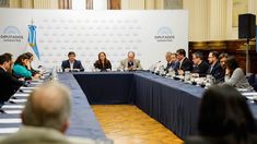 La reunión que encabezó Cecilia Moreau en el Congreso.