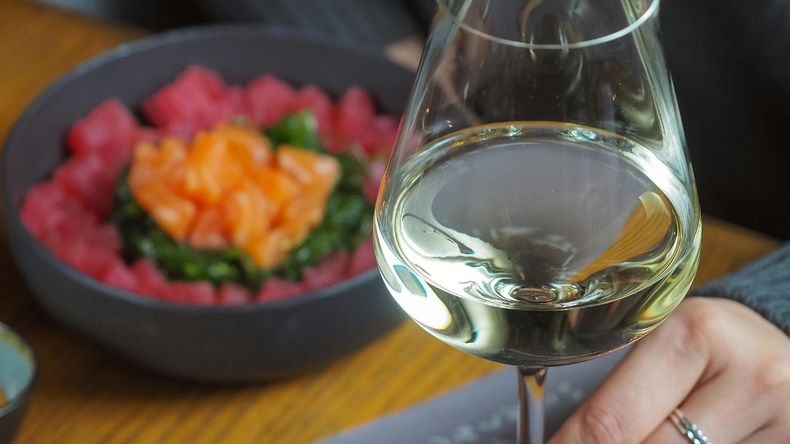  Aunque la cerveza y el sake suelen acompañar tradicionalmente este plato japonés, los vinos blancos ofrecen una alternativa refinada que realza la frescura del pescado crudo y el equilibrio del arroz. 