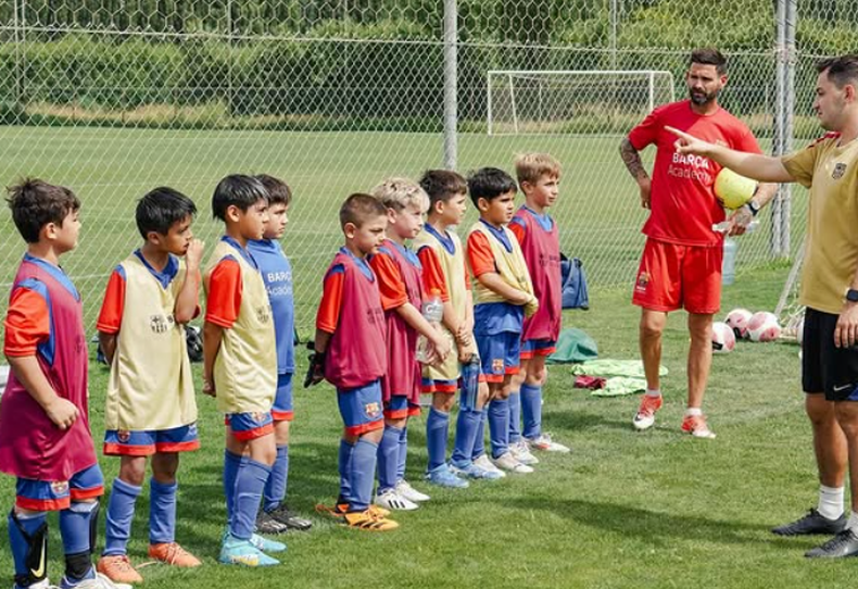 Imer prestando atenci�n a sus entrenadores.