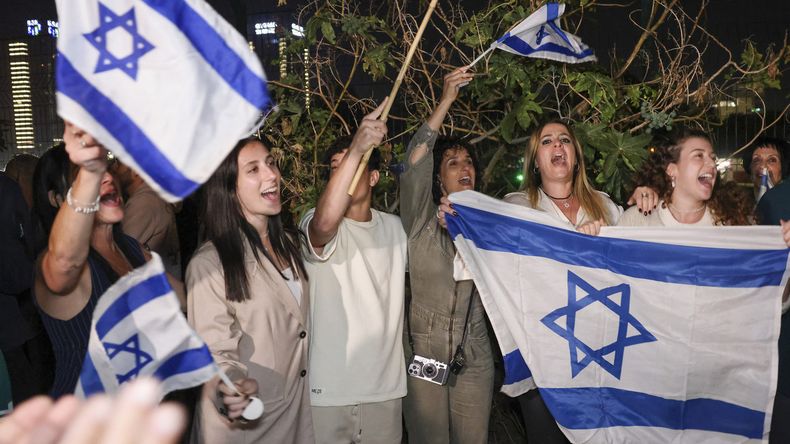 Ciudadanos israelíes celebran la liberación de rehenes.