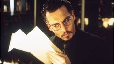 Este es el thriller del siglo pasado protagonizado por Johnny Depp. Este es el thriller del siglo pasado protagonizado por Johnny Depp.