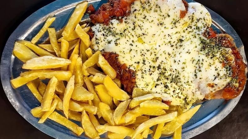 Destaca por sus porciones abundantes y sus milanesas para compartir.&nbsp;