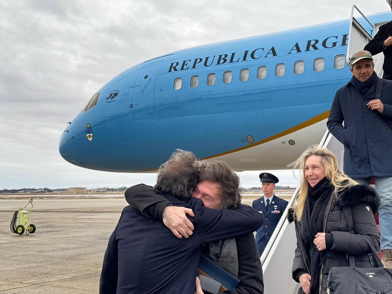 Milei llegó a Estados Unidos para la asunción de Trump.