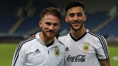 Alexis Mac Allister y Nicolás González comparten la concentración y revelaron que también juegan al chinchón Alexis Mac Allister y Nicolás González comparten la concentración y revelaron que también juegan al chinchón