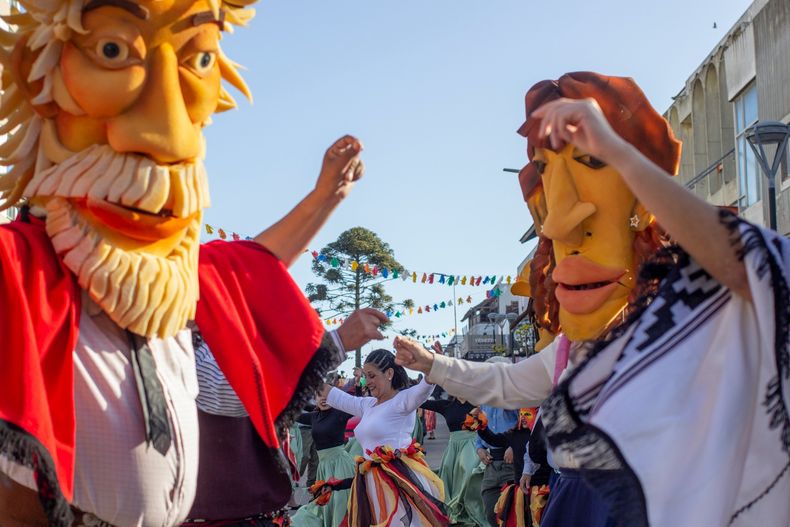 La 41° Fiesta Nacional de la Diversidad Cultural en Villa Gesell incluyó el tradicional desfile de cabezudos.