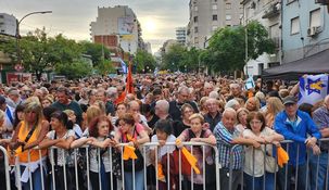Masivo acto en Almagro para exigir la liberación de los rehenes de Hamás y en repudio al asesinato de la familia Bibas. Masivo acto en Almagro para exigir la liberación de los rehenes de Hamás y en repudio al asesinato de la familia Bibas.