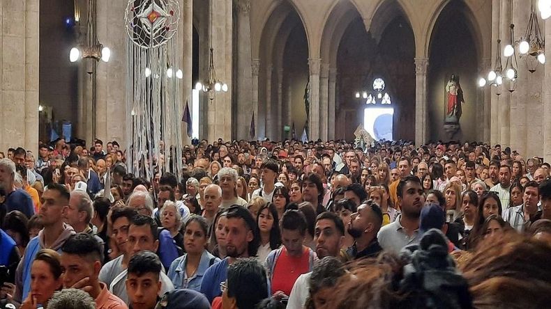 Una multitud en la Basílica de Luján.